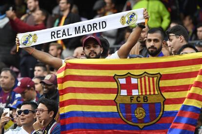 Aficionados de ambos equipos en las gradas del Camp Nou. 