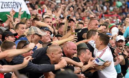 Szalai celebra el primer gol de Hungría con su afición