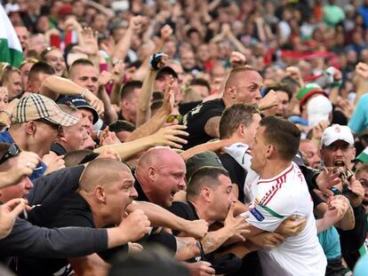 Szalai celebra el primer gol de Hungría con su afición