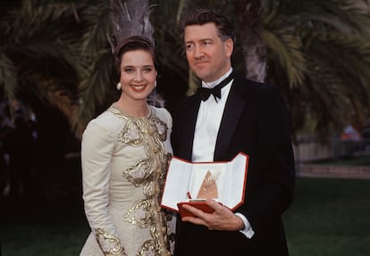 En este universo la ropa tiene dos funciones: mientras viste a los personajes, los desnuda metafóricamente. Ves a Isabella Rossellini en 'Blue Velvet' vestida de terciopelo azul y comprendes que debajo de su coraza hay una fragilidad tremenda. En 'Twin Peaks' llega un momento en el que un estampado tan aparentemente inocuo e incluso aburrido como son los cuadros se vuelve de lo más inquietante (gracias a Sherilyn Fenn en el personaje de Audrey Horne). Y la explosiva Laura Dern con sus más aún explosivos vestidos en 'Wild at Heart' solo podría explicar la complejidad de su Lula a través de esa ropa. Lynch, tan obsesionado por la dualidad de las cosas, por la búsqueda de la identidad y por las infinitas caras de cada una de sus protagonistas femeninas, encontró en la ropa el señuelo que necesitaban sus mujeres. Y utilizó a su favor uno de los recursos más potentes -y a veces subestimados- del cine: el vestuario.