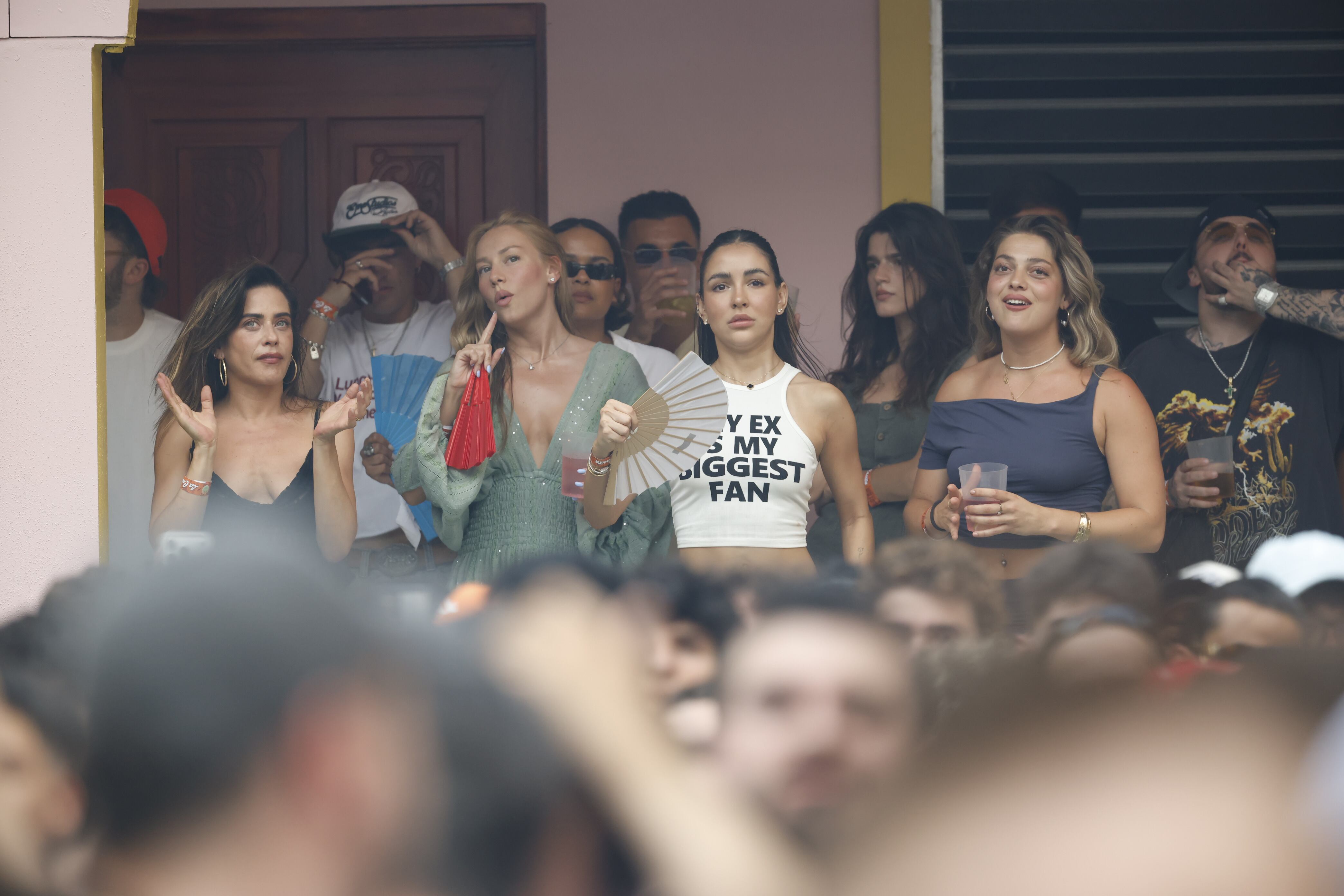Las actrices María León y Ester Expósito, en La Casita durante el concierto de Bad Bunny.