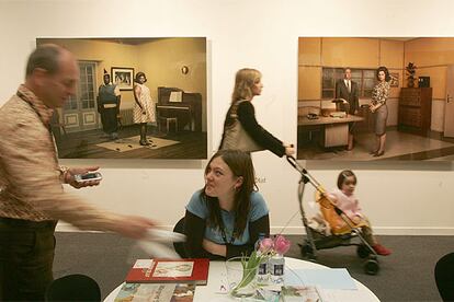 Asistentes a la feria DFOTO, junto a dos imágenes de Erwin Olaf.