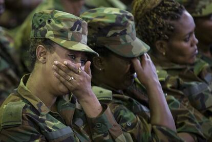 Miembros del ejército se emocionan durante una ceremonia de estado por el asesinato del jefe del ejército, el general Seare Mekonnen, en el Salón del Milenio en la capital, Addis Abeba, Etiopía. El jefe militar fue asesinado por su propio guardaespaldas durante el fin de semana.