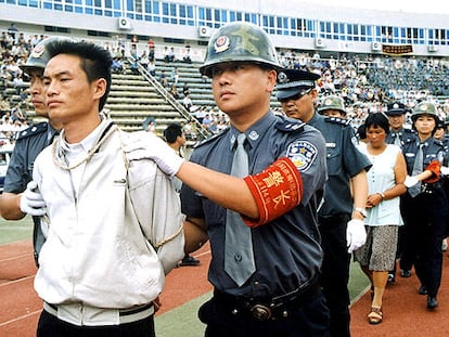 Policías chinos conducen al patíbulo a condenados por tráfico de drogas en Guiyang en 2002.