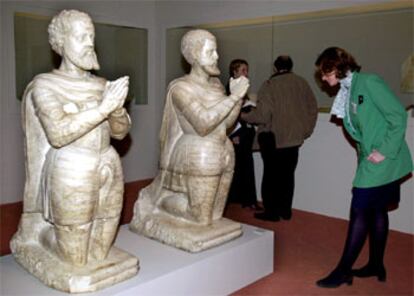 Una joven observa las estatuas funerarias de Garcilaso y su hijo, anónimas de mediados del siglo XVI, hoy en la Biblioteca Nacional