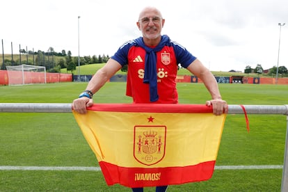 DONAUESCHINGEN (ALEMANIA), 12/07/2024.- El seleccionador español, Luis de la Fuente, posa durante la entrevista con EFE en Donaeueschingen (Alemania), antes de la final de la Eurocopa 2024 ante Inglaterra. EFE/ J.J. Guillén
