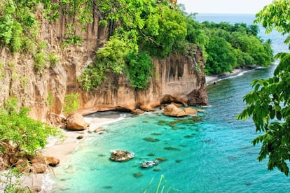 Secret Bay: hotel en Portsmouth, Dominica. Situado en lo alto de un acantilado, ofrece dos playas, un mar en el interior de una cueva y traves&iacute;as por r&iacute;o. 