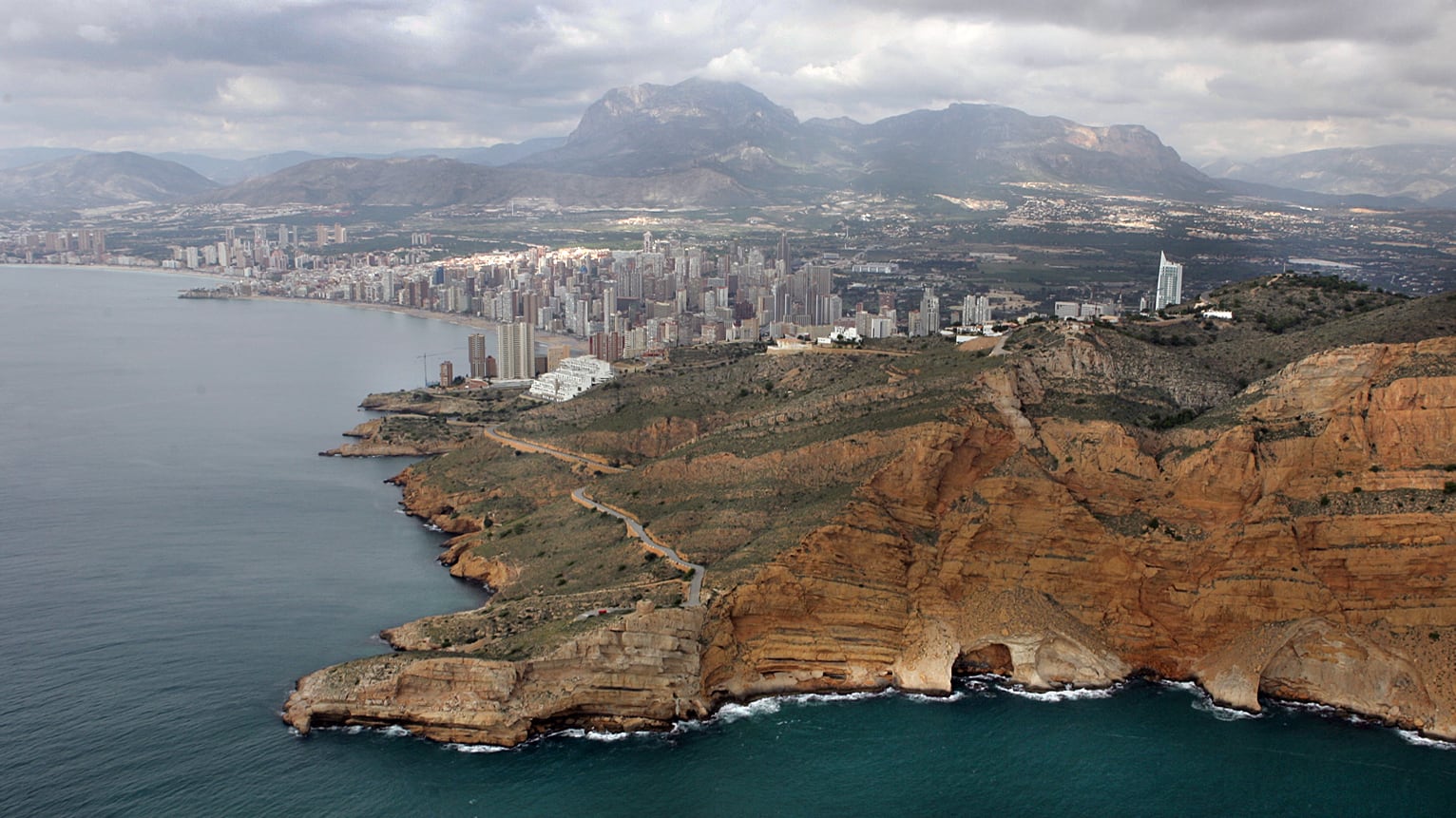 Vista del Parque natural de Serra Gelada, con Benidorm al fondo, en una imagen de archivo.
