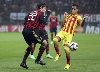 Kaká pelea un balón con Alexis.