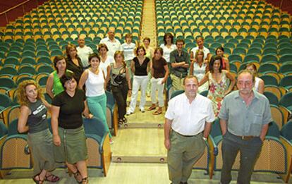 El equipo del Festival de Cine de San Sebastin, en el Kursaal con Mikel Olaciregui y Jos Antonio Herrero, delante a la derecha.