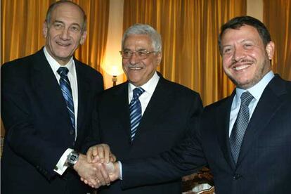 El primer ministro israelí, Olmert, da la mano al presidente palestino, Abbas, y al rey Abdalá de Jordania.