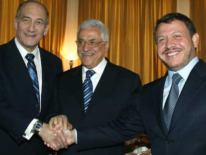 El primer ministro israelí, Olmert, da la mano al presidente palestino, Abbas, y al rey Abdalá de Jordania.