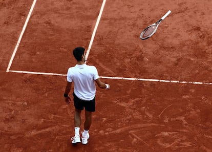 Novak Djokovic lanza su raqueta al suelo durante un partido contra el tenista austriaco Dominic Thiem, durante los cuartos de final individuales del Roland Garris en París, el 7 de junio de 2017.