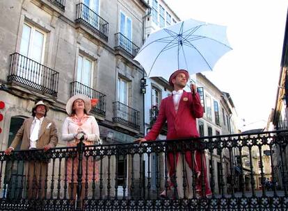 Tres actores de <i>O encanto de Lugo, </i>el recorrido turístico teatralizado que recorrerá la ciudad  los viernes, sábados y domingos hasta el 23 de septiembre.