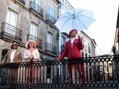 Tres actores de <i>O encanto de Lugo, </i>el recorrido turístico teatralizado que recorrerá la ciudad los viernes, sábados y domingos hasta el 23 de septiembre.