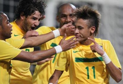 Neymar celebra uno de sus goles junto a Robinho, Pato y Maicon