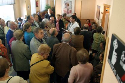Un grupo de pacientes, ayer en la sala de espera de un centro de salud en Madrid