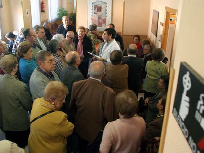Un grupo de pacientes, ayer en la sala de espera de un centro de salud en Madrid