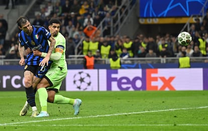 El jugador sel Inter de Milán Francesco Acerbi, pone el 3-3 en el marcador ante Ronald Araújo.