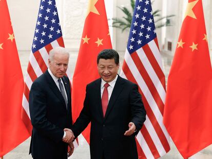 Joe Biden y Xi Jinping se saludan, en diciembre de 2013, en Pekín.