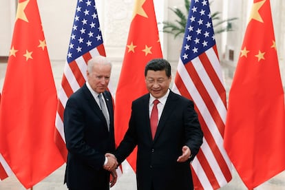 Joe Biden e Xi Jinping se cumprimentam em dezembro de 2013, em Pequim.