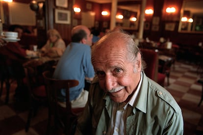 Manuel Alexandre, en el Café Gijón de Madrid, en una fotografía datan en 2001.