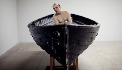 'Hombre en un bote', una de las obras de Ron Mueck que se muestran en la Fundación Proa de Buenos Aires.