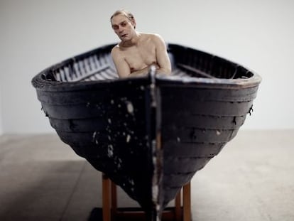 'Hombre en un bote', una de las obras de Ron Mueck que se muestran en la Fundación Proa de Buenos Aires.