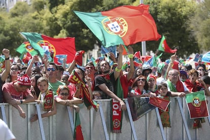 Seguidores de la selección portuguesa durante la celebracione del equipo como campeones de la Eurocopa 2016 en Lisboa.