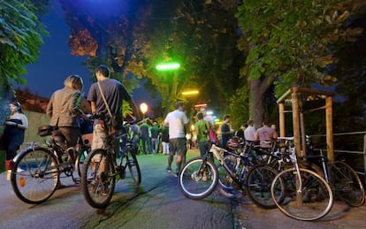 Ciclistas en el paseo Strossmayer, junto a la Ciudad vieja de Zagreb (Croacia), que cada verano acoge conciertos, instalaciones artísticas y 'performances'.