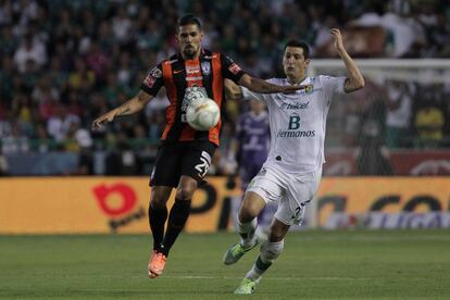 Franco Jara (i) y Guillermo Burdisso (d) disputan el bal&oacute;n. 