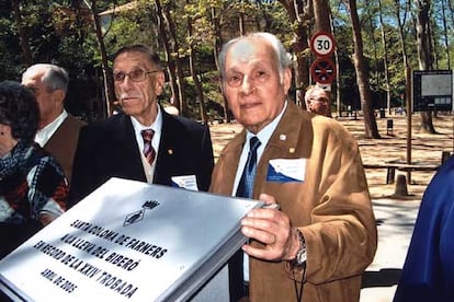 Antoni Quintana, presidente de la Asociación Quinta del Biberón-41 (con gafas), durante un encuentro.