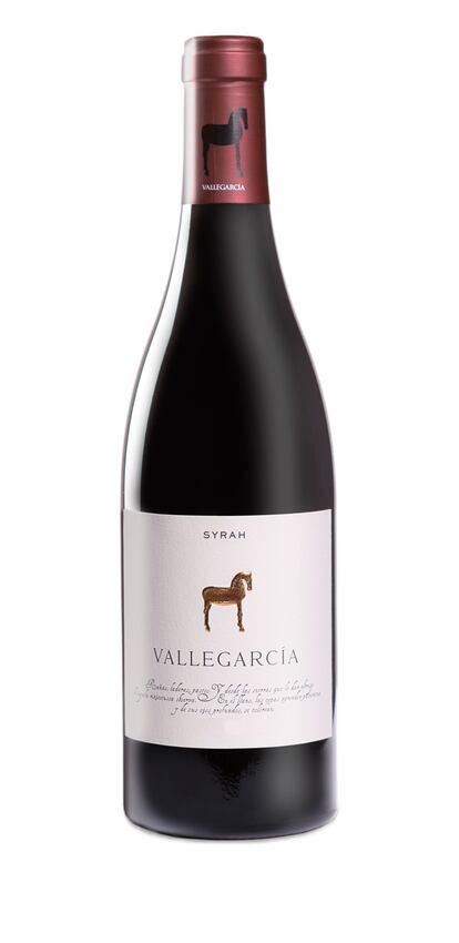 La bodega Vallegarcía, el proyecto vinícola en el que se volcó Alfonso Cortina, presenta un monovarietal de syrah 2019, elaborado con la uva procedente de una parcela de siete hectáreas en Retuerta del Bullaque (Ciudad Real). Ha tenido una crianza de 12 meses en barrica de roble francés nueva y ocho meses en botella. De color picota intenso, brillante y capa alta, en nariz presenta aroma a frutos rojos sobre fondo especiado muy sutil, chocolate y notas muy suaves de madera. Es elegante y amplio en boca con un tanino muy suave. Precio: 28,45 euros.