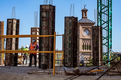 Trabajadores de la construcción, este miércoles, en Toledo.