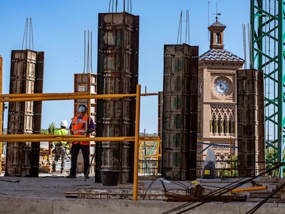 Trabajadores de la construcción, este miércoles, en Toledo.