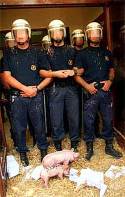 Los Mossos d'Esquadra, ante la sede de Agricultura en Lleida, en  la que los agricultores soltaron lechones.