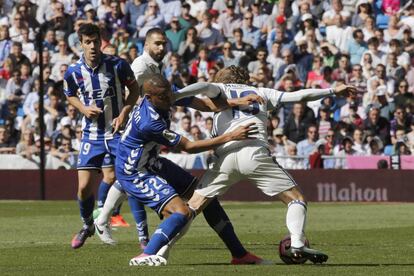 Silva disputa un balón con el centrocampista croata del Real Madrid Luka Modric.