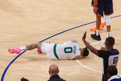 Jayson Tatum se duele de su lesión en el cuarto partido ante los Knicks.