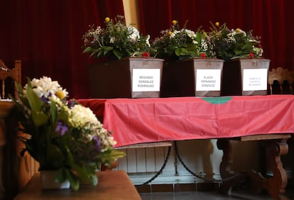 Estos tres cofres expuestos este sábado en el salón de plenos del Ayuntamiento de Cuevas del Valle  (Ávila) contienen los restos de Marcela Castelo, Eladio Fernández y Segundo González, asesinados en 1936 y exhumados de una fosa común en abril de 2022. 