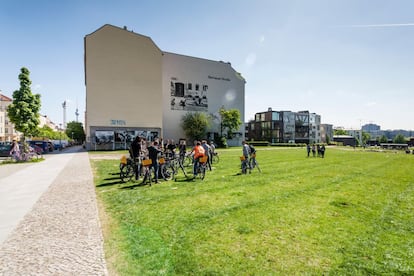 Al igual que ocurrió antes con Kreuzberg o Neukölln, el barrio berlinés hacia donde giran ahora todas las miradas es Wedding, que pese a su alta tasa de desempleo está inmerso en un lento pero imparable proceso de aburguesamiento. Esta transformación ya se refleja en lugares como el <a href="https://www.ernstberlin.de/" rel="nofollow" target="_blank">restaurante Ernst</a>, con estrella Michelin y comida kilómetro cero en la que viticultores y agricultores de la región tienen su mejor escaparate. 'Time Out' destaca en la elección de este barrio del noroeste de la capital alemana a "una comunidad multicultural y multigeneracional que se mantiene fiel a los comercios locales, desde pequeñas tiendas de comestibles hasta puestos de comida callejera". Los editores de la revista tampoco obvian los años de campañas activistas respecto a los nombres de las calles de Afrikanisches Viertel (el barrio africano), que ahora están a punto de perder las referencias a la época colonial. Y para celebrarlo, dos pistas más para el paladar del urbanita más refinado: <a href="https://www.facebook.com/restaurantsotto/" target="_blank">el italiano Sotto, apto para veganos</a>, y el taiwanés de comida casera <a href="https://www.facebook.com/Cozymazu/" target="_blank">Cozymazu</a>.