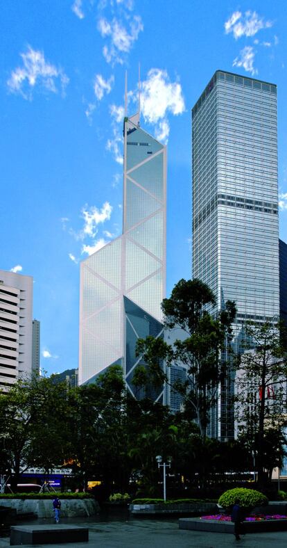 Bank of China Tower es un enorme rascacielos ubicado en la ciudad de Hong Kong, que alberga las oficinas del Banco de China. Es obra del arquitecto I. M. Pei y su estructura original está compuesta por cinco columnas principales que soportan el edificio.