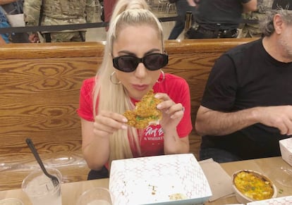 Gaga comiendo pollo frito en el restaurante de su padre en Nueva York.
