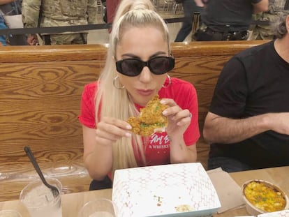 Gaga comiendo pollo frito en el restaurante de su padre en Nueva York.