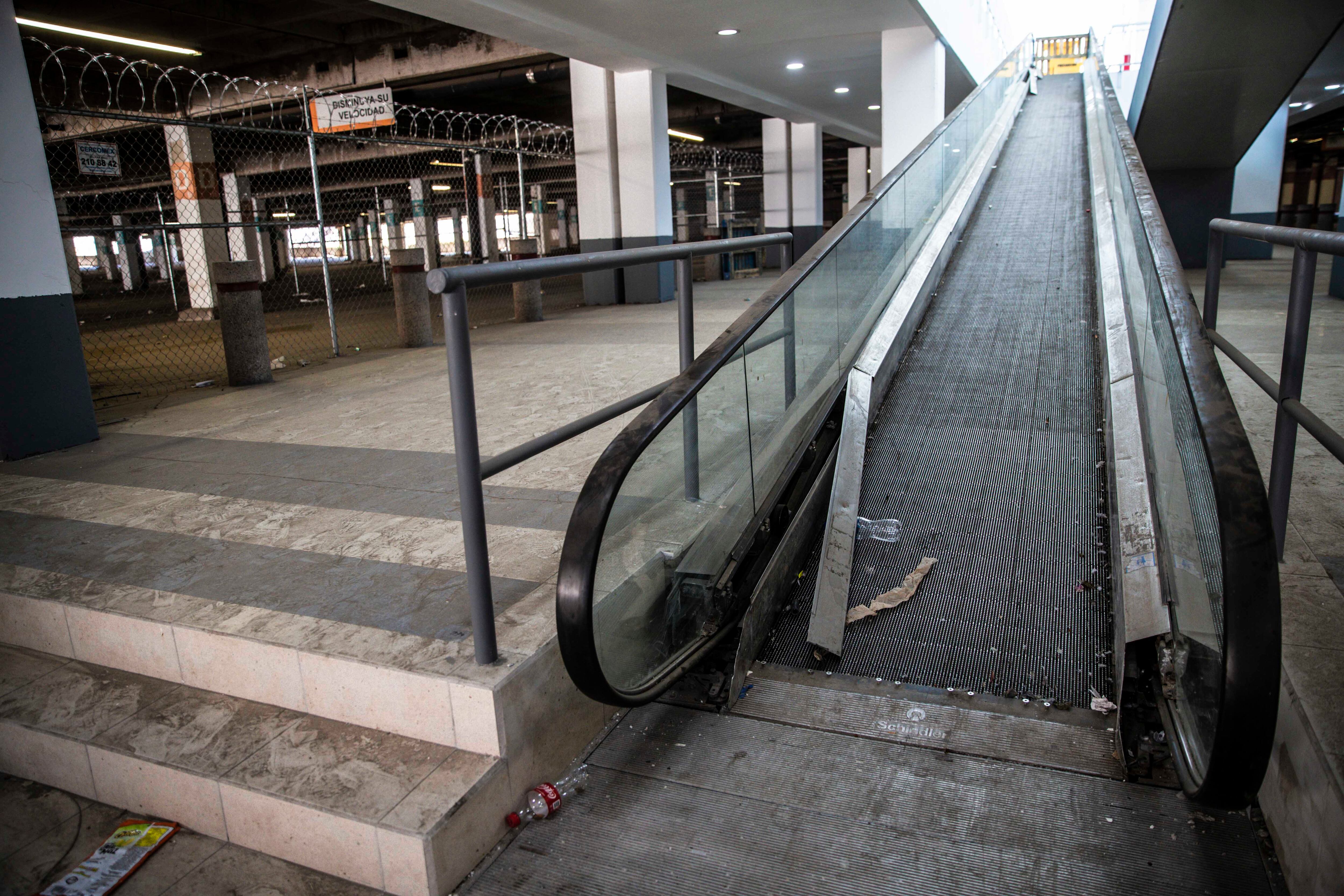 Una rampa de acceso destartalada e inhabilitada en Hermosillo (México).