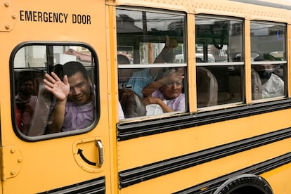 Ciudadanos nicaragüenses saludan desde un autobús tras llegar a la Ciudad de Guatemala, el 5 de septiembre de 2024. 