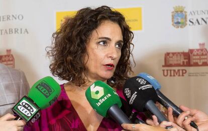 La ministra de Hacienda, María Jesús Montero, atiende a los medios tras su participación en el curso "Imposición sobre la riqueza"