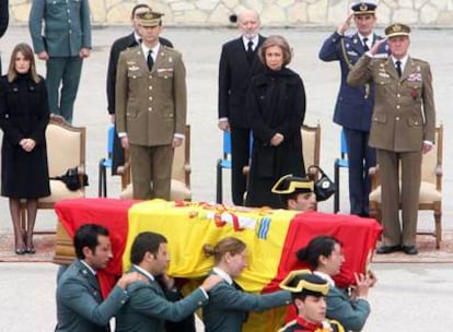 Agentes de la Guardia Civil portan el féretro de Fernando Trapero ante a la familia real.