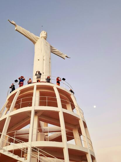 Amanecer en el monumento de Cristo levantado de forma voluntaria por los presos de Islas Marías. 