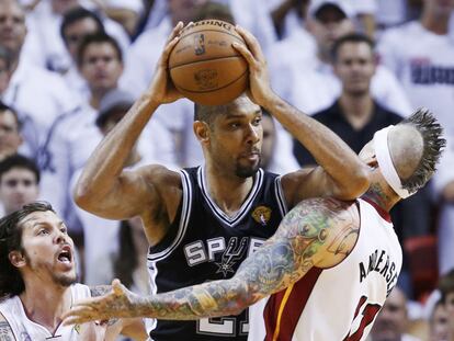 Tim Duncan con Mike Miller, de los Miami Heat.