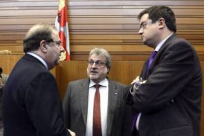 El presidente de la Junta de Castilla y León, Juan Vicente Herrera (i), conversa con los portavoces de los grupos parlamentarios socialista y mixto, Óscar López (d) y José María González (c), respectivamente, momentos antes del inicio de la sesión plenaria de esta mañana.